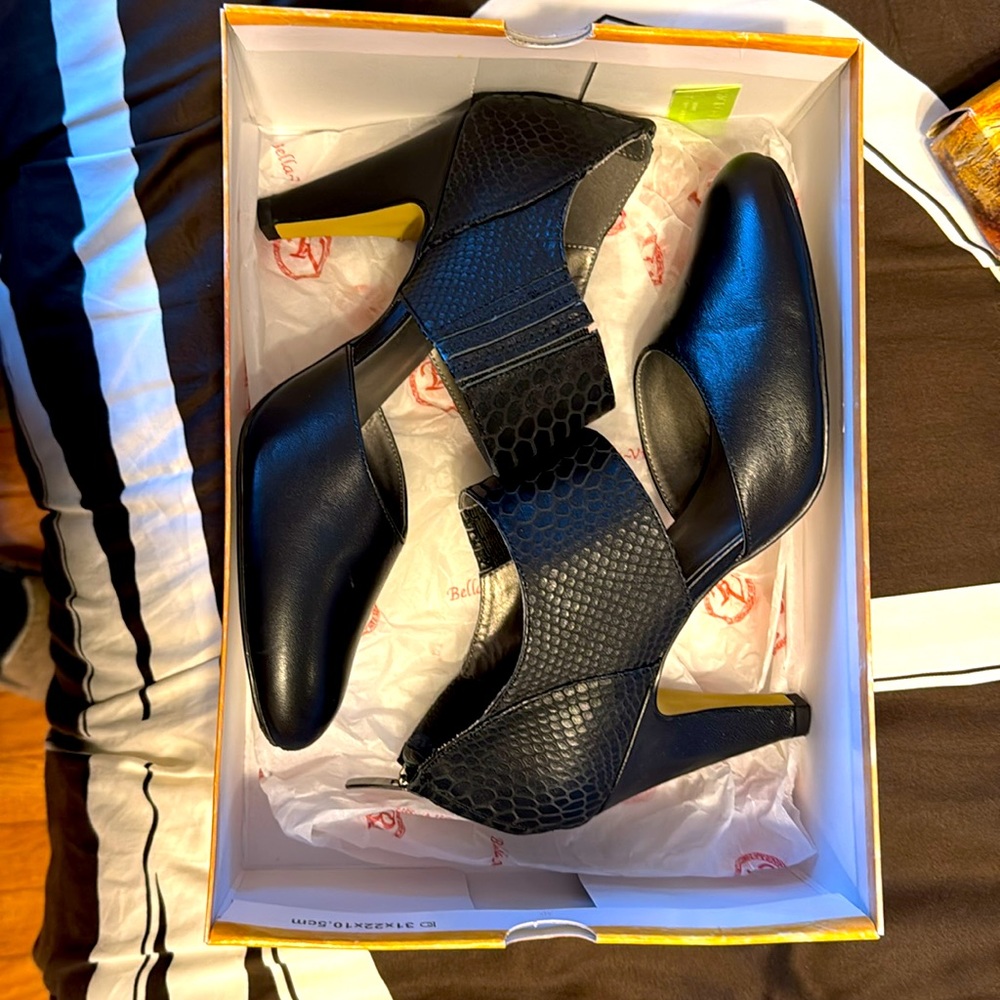 BELLA VITA Black Leather Shoes (Croc-like leather design) Neola style 10M